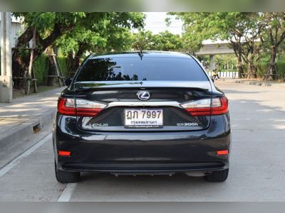 2017 Lexus ES300h 2.5 Premium - used.thaimotorshow.com