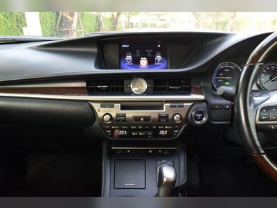 2017 Lexus ES300h 2.5 Premium - used.thaimotorshow.com