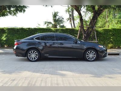 2017 Lexus ES300h 2.5 Premium - used.thaimotorshow.com