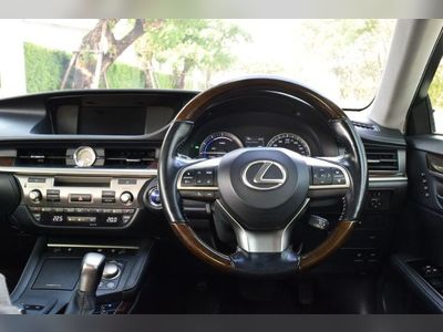 2017 Lexus ES300h 2.5 Premium - used.thaimotorshow.com